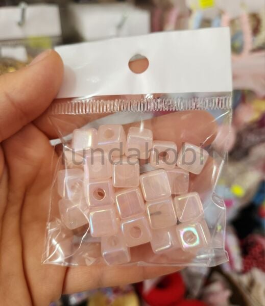 10 mm Janjanlı Küp Boncuk Kare Akrilik Takı ve Çanta Yapım Boncuğu (Renk Seçenekli)
