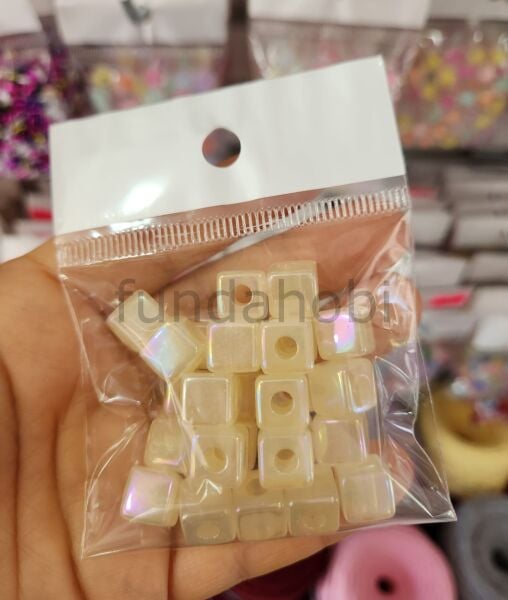 10 mm Janjanlı Küp Boncuk Kare Akrilik Takı ve Çanta Yapım Boncuğu (Renk Seçenekli)