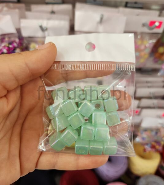 10 mm Janjanlı Küp Boncuk Kare Akrilik Takı ve Çanta Yapım Boncuğu (Renk Seçenekli)
